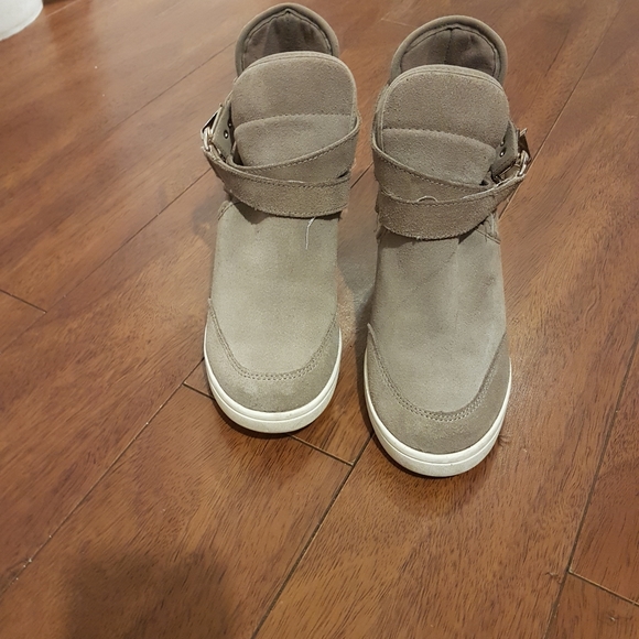 Shoes - Picture 2 of 2